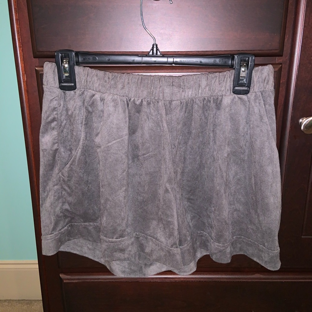 gray shorts